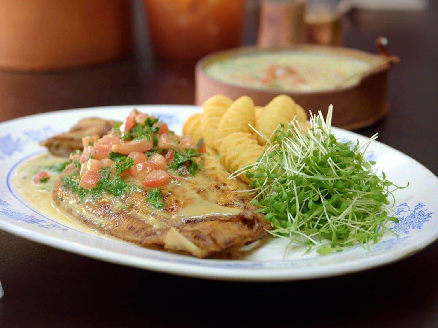 Gebakken tongschar met ansjovis-beurre blanc en denappeltjes