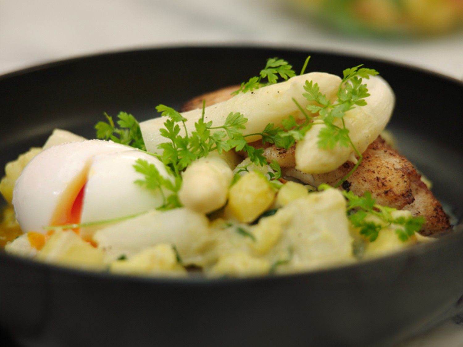 Gebakken wijting met aspergestoemp