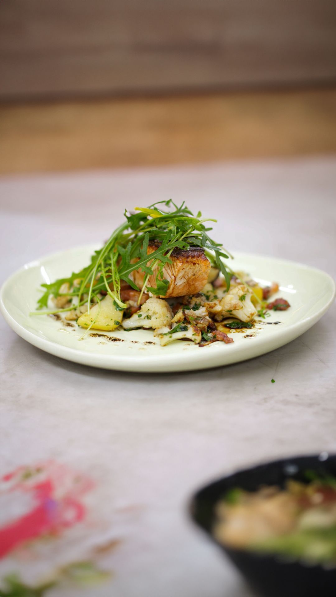Roze zalm met gebakken bloemkool, aardappelen en spek