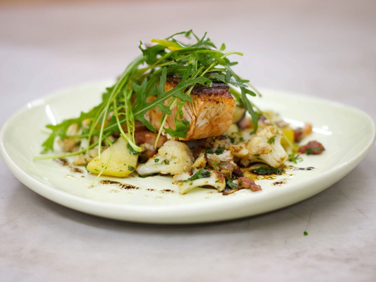 Roze zalm met gebakken bloemkool, aardappelen en spek
