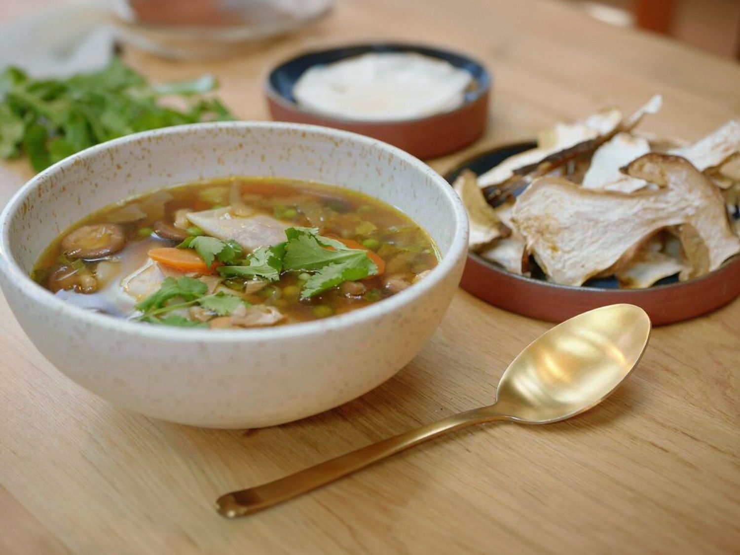 Bouillon met boschampignons en gekonfijte eend