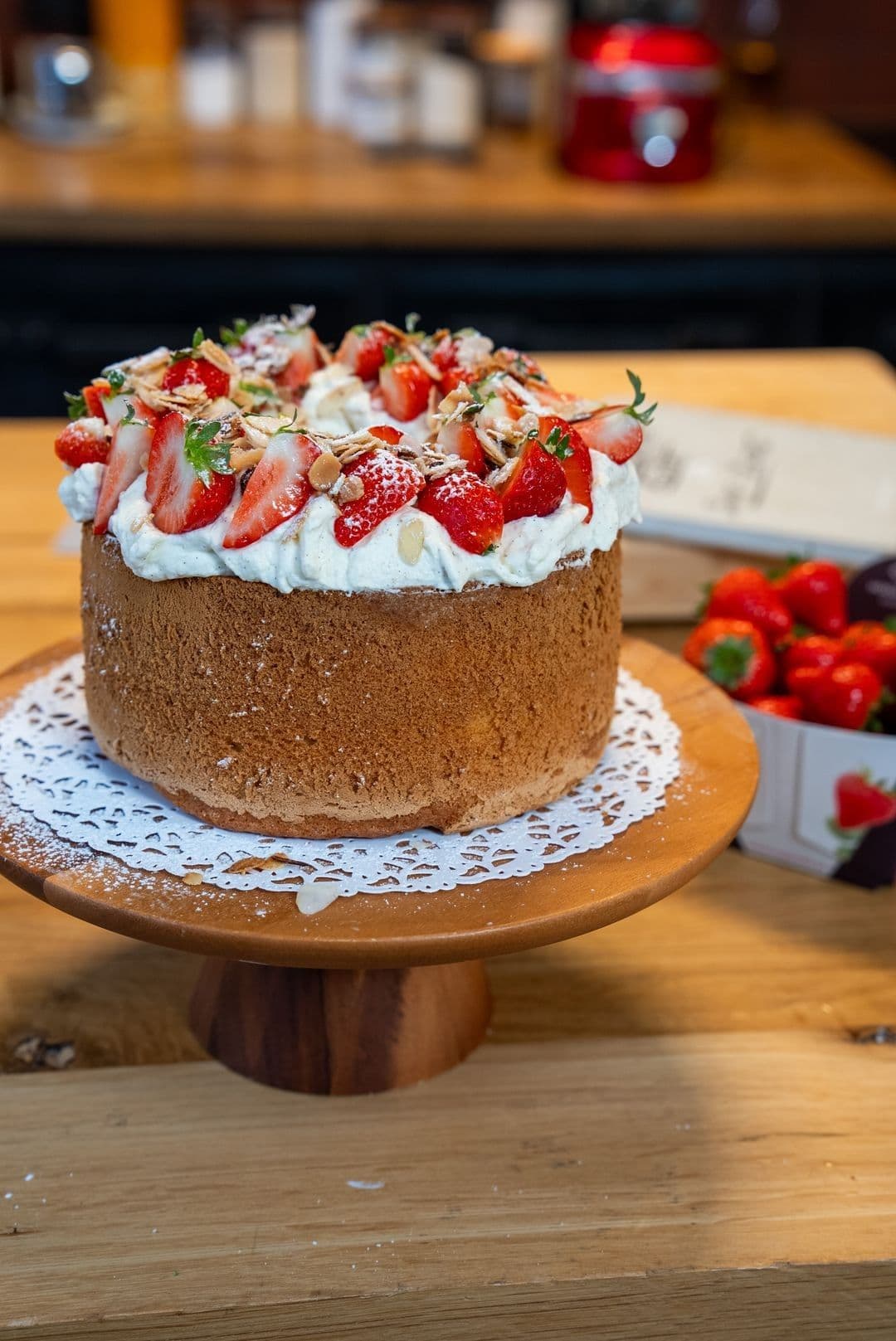Chiffoncake met aardbeien en slagroom