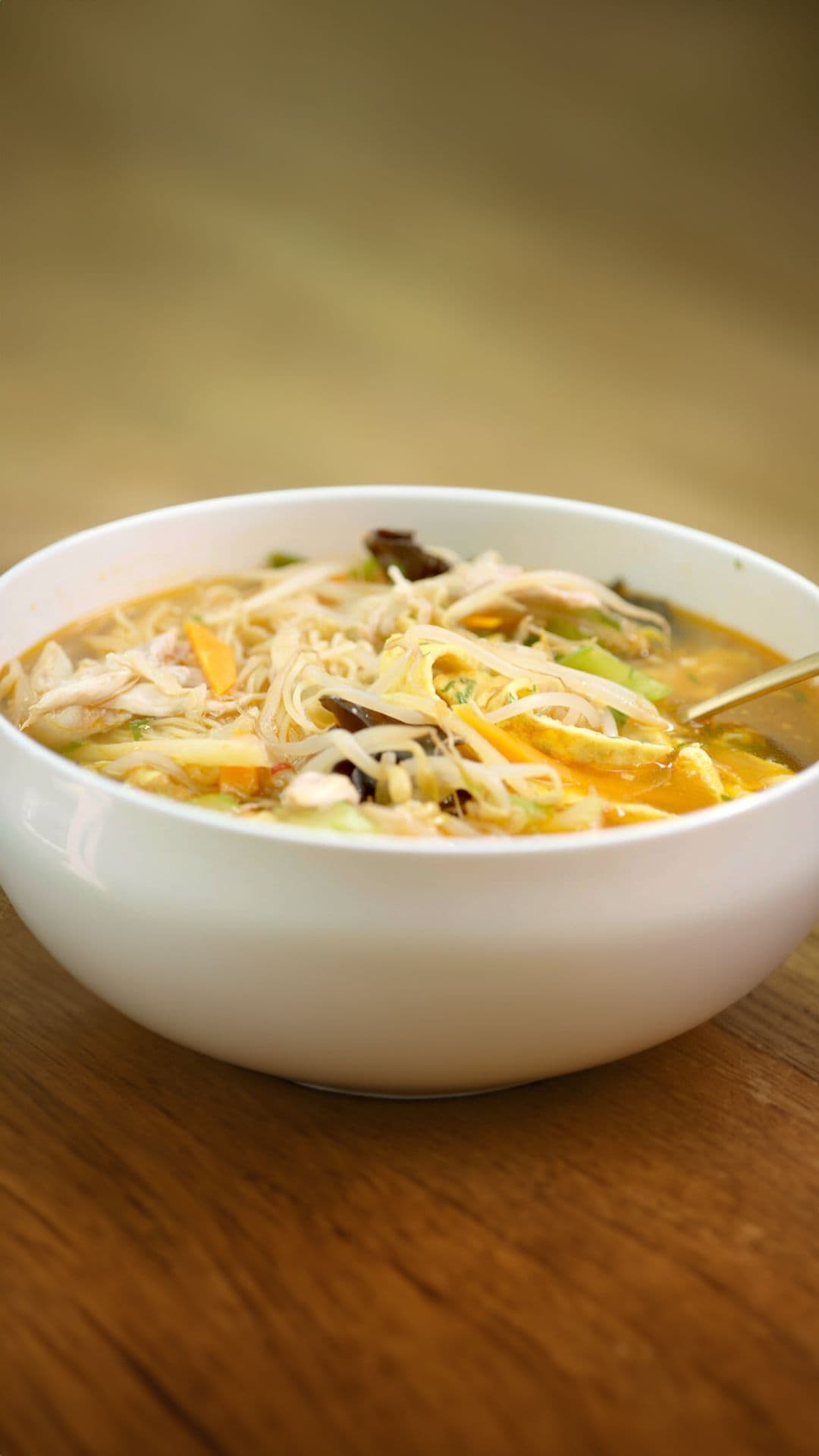 Chinese kippensoep met kruidenomelet