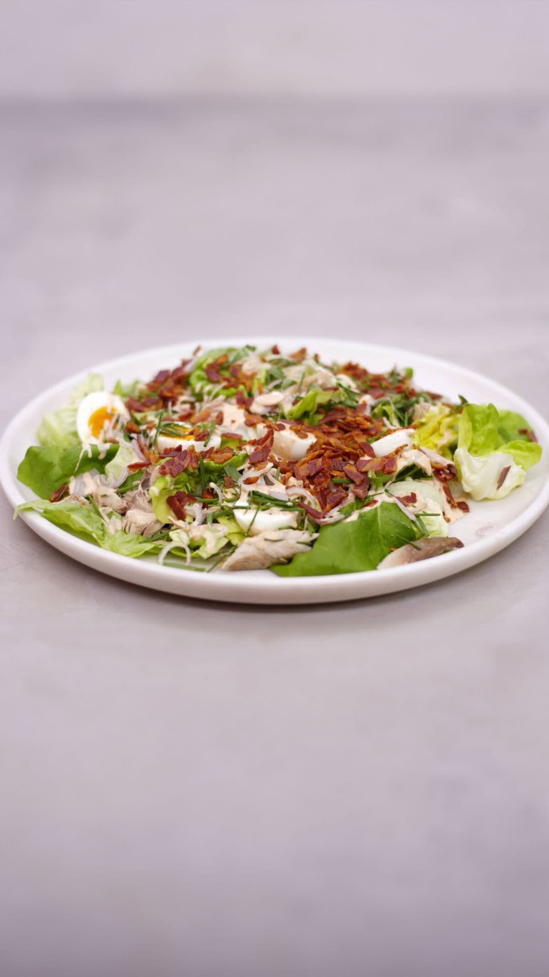 Salade met gerookte makreel, pancetta en cocktailsaus