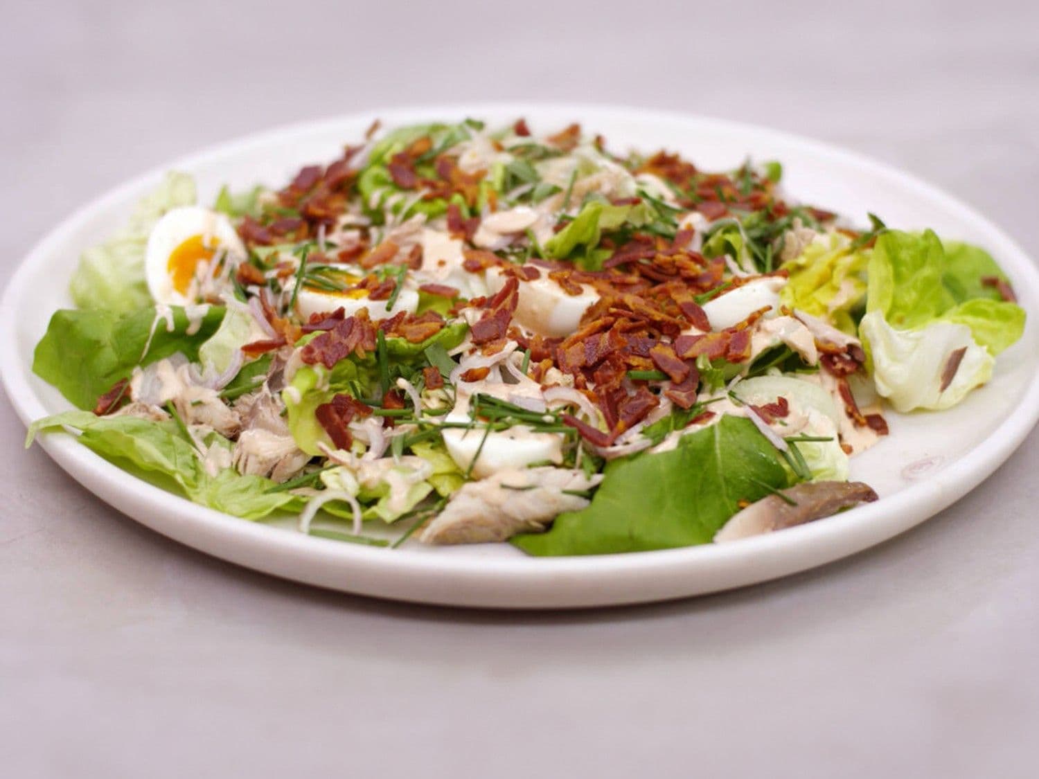 Salade met gerookte makreel, pancetta en cocktailsaus