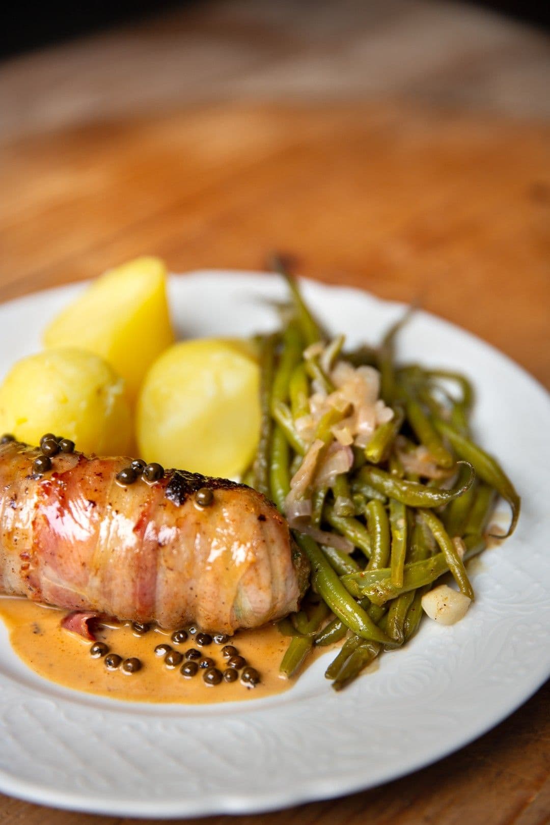 Slavinken met peperroomsaus, aardappelen en boontjes