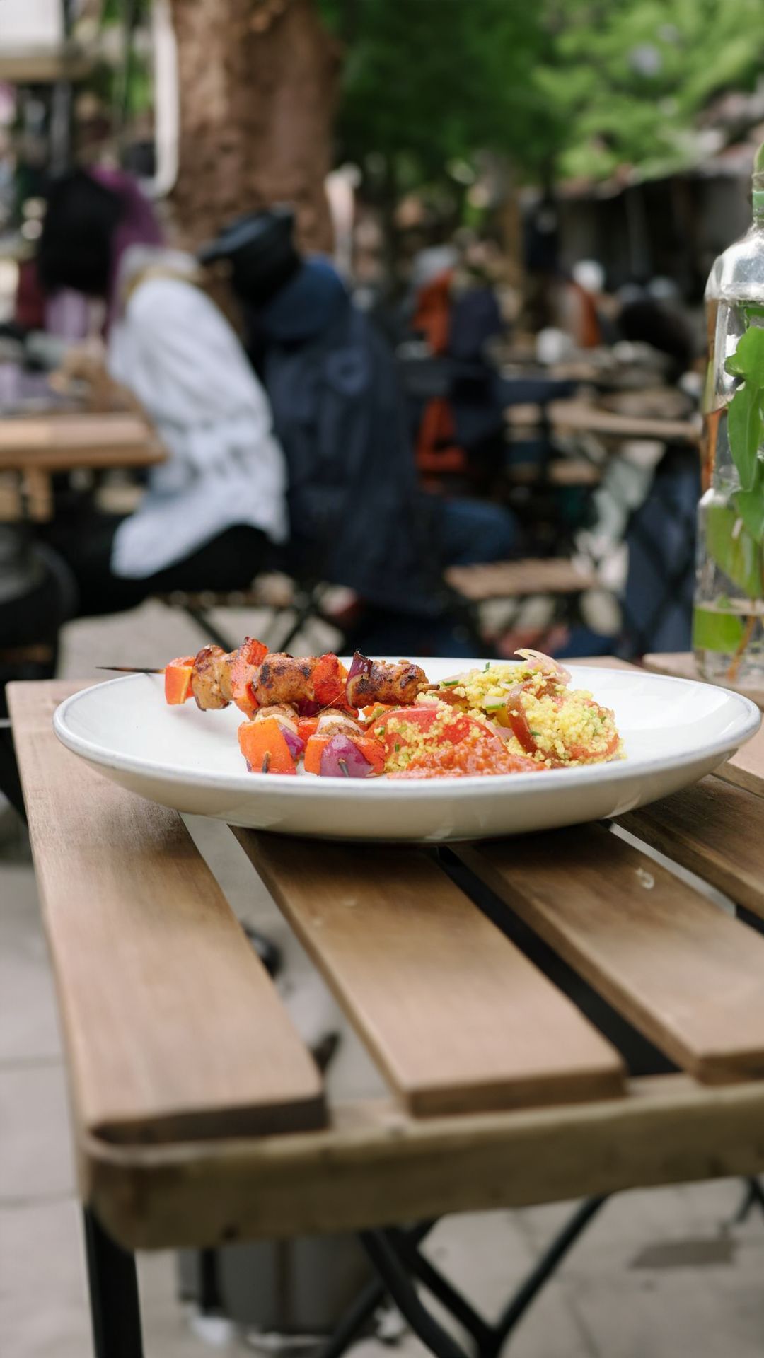 Brochette van merguez met een tomaten- in couscoussalade