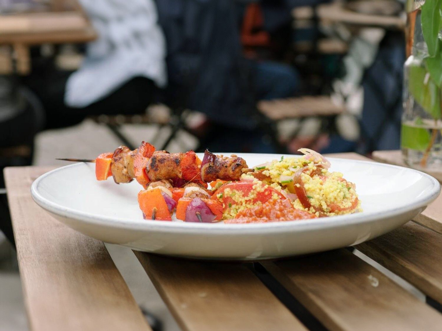 Brochette van merguez met een tomaten- in couscoussalade
