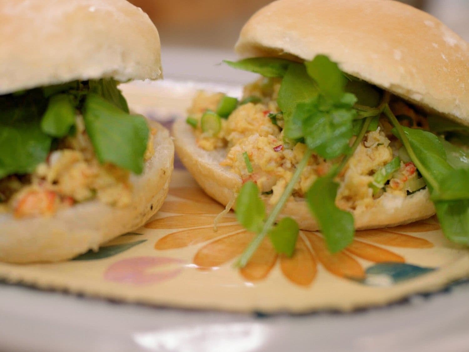 Brunchbroodjes met roerei en krab