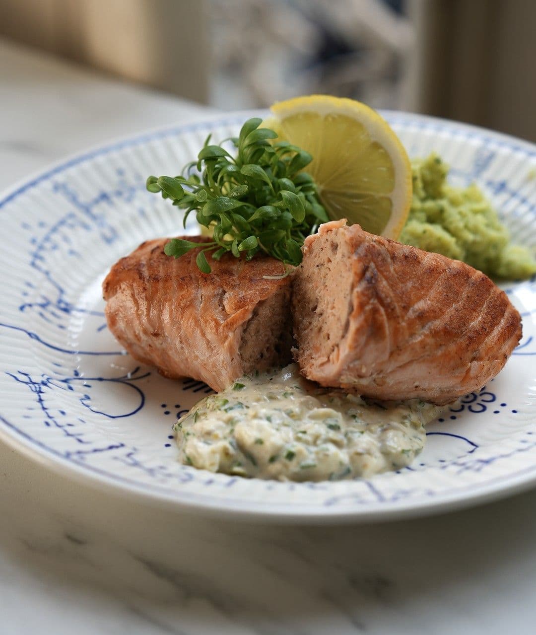 Blinde vink van zalm met broccolipuree en tartaarsaus