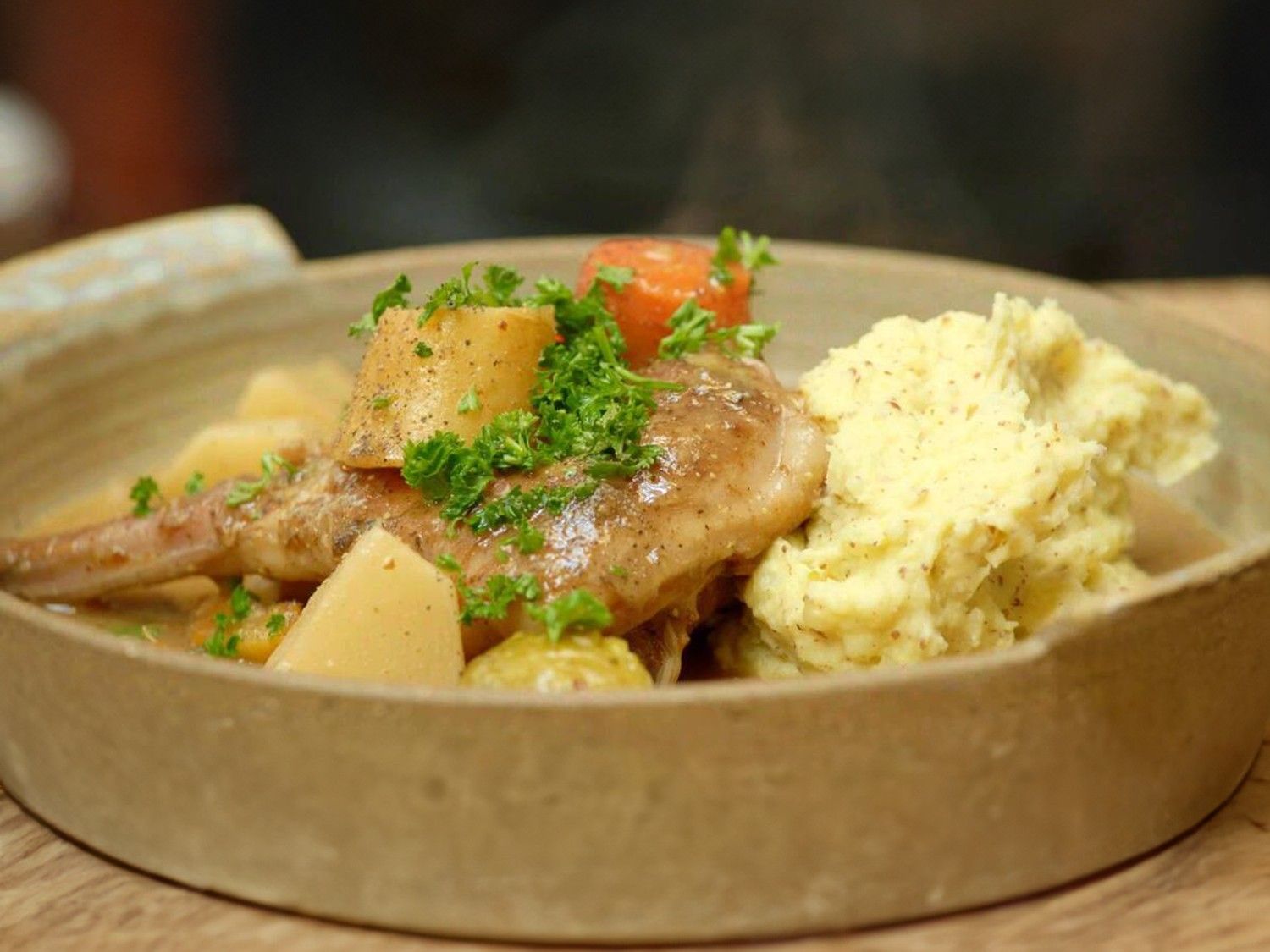 Stoofpot met konijn, wintergroenten en bier