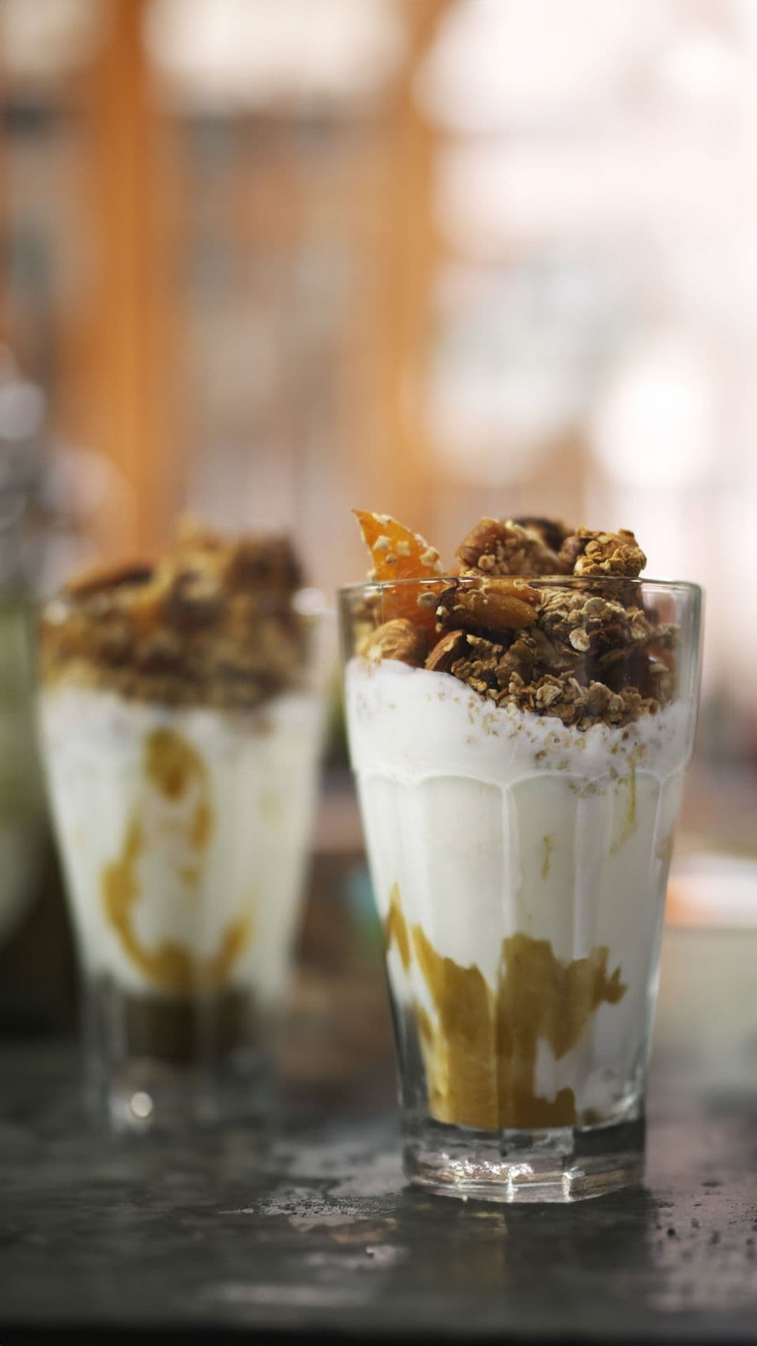 Muesli met yoghurt en vers fruit