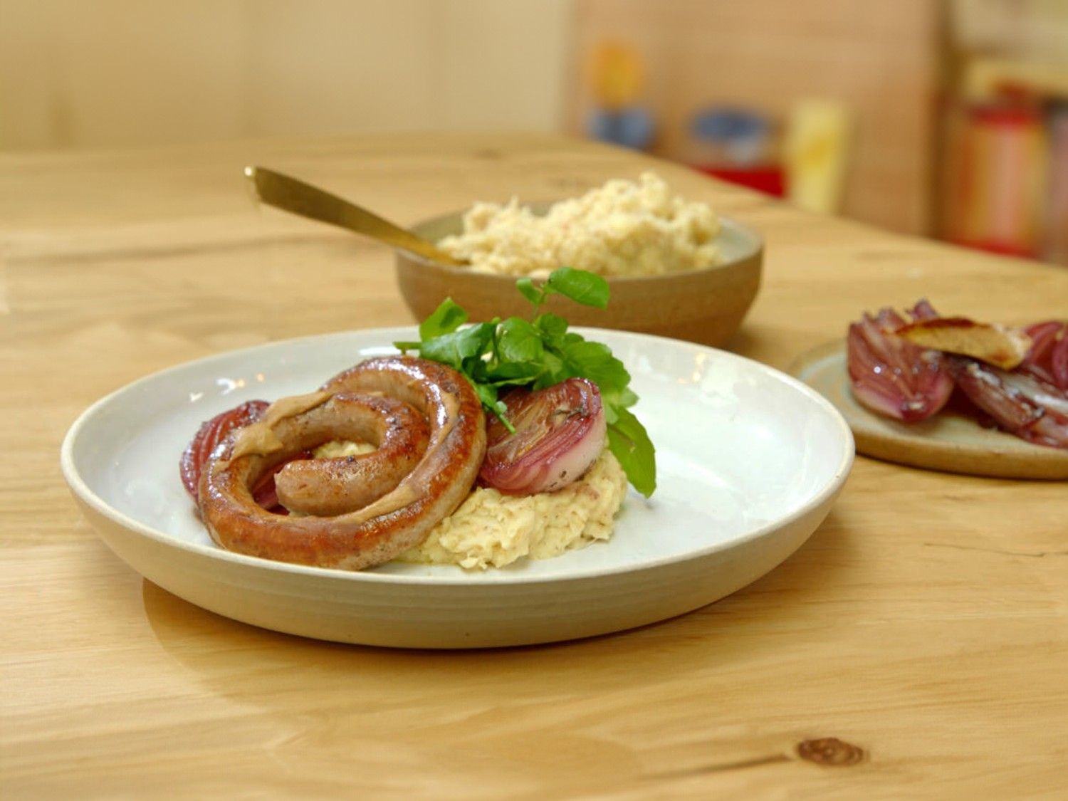 Chipolata met puree van witte bonen, waterkers en gekonfijte sjalotten