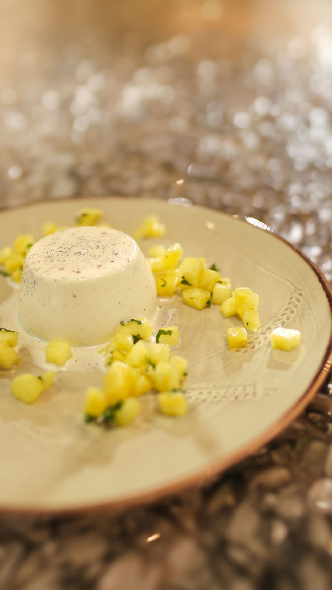Panna cotta van kokos met ananassalade