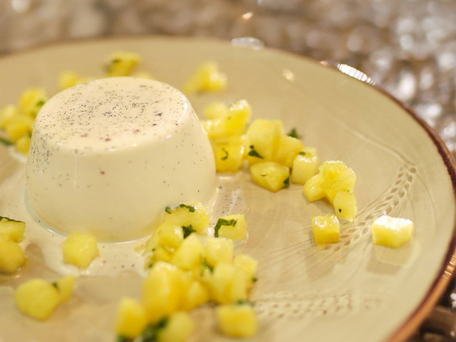 Panna cotta van kokos met ananassalade