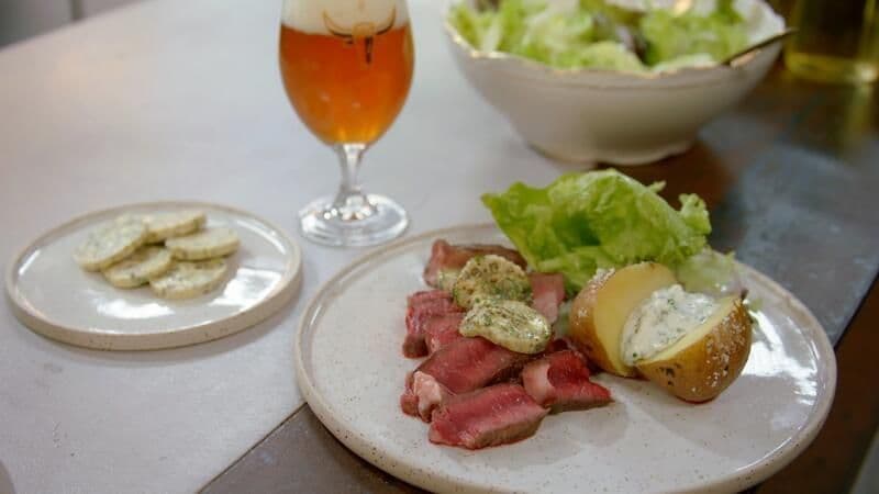 Entrecote met peperboter, gepofte aardappel en groene salade