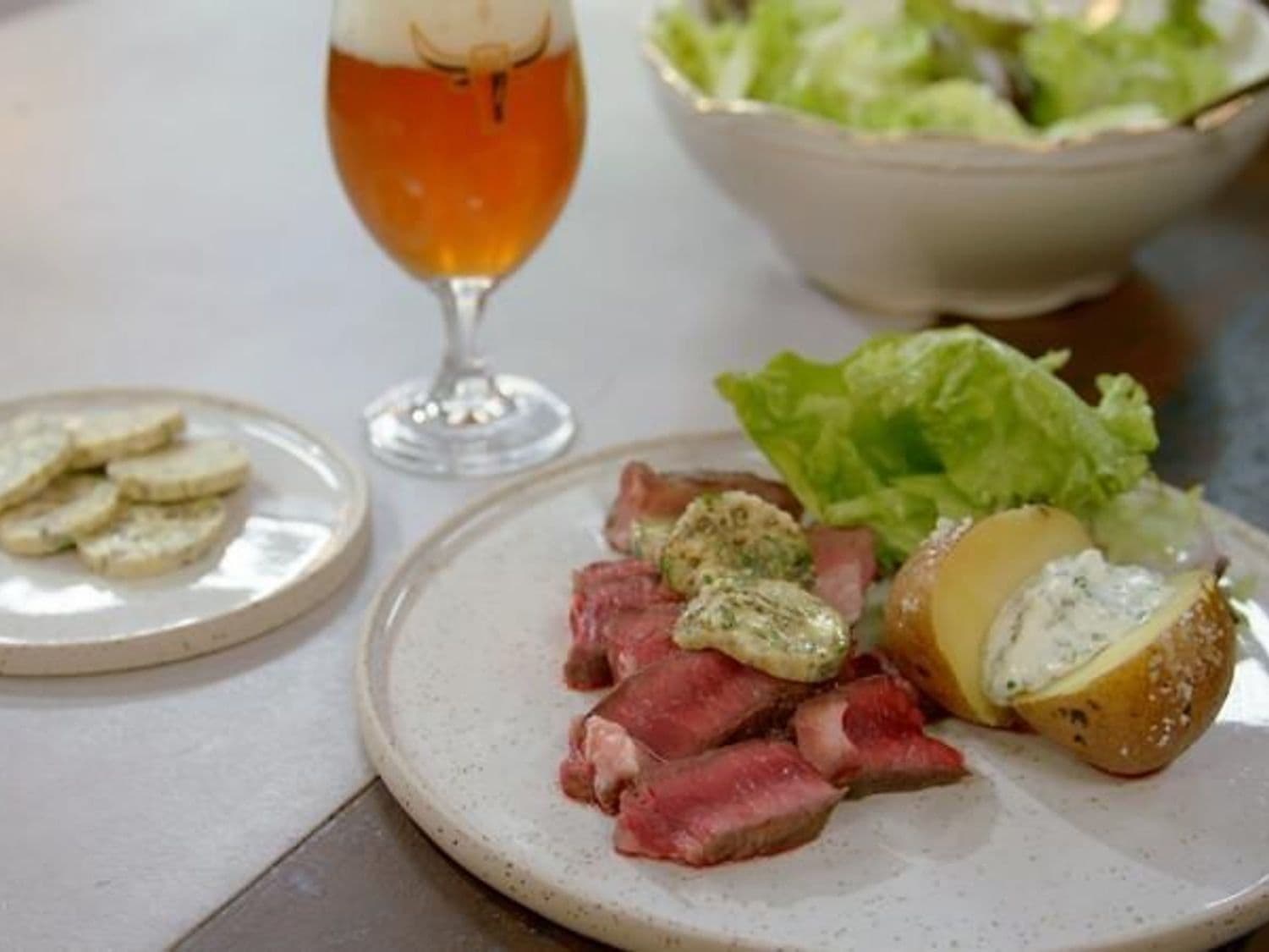 Entrecote met peperboter, gepofte aardappel en groene salade