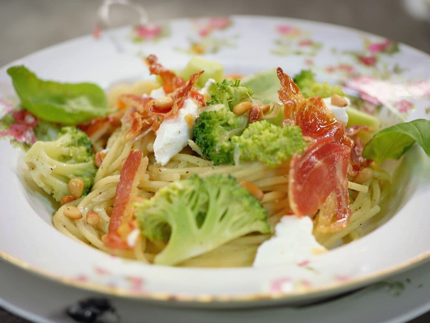 Spaghetti met broccoli, pancetta en geitenkaas