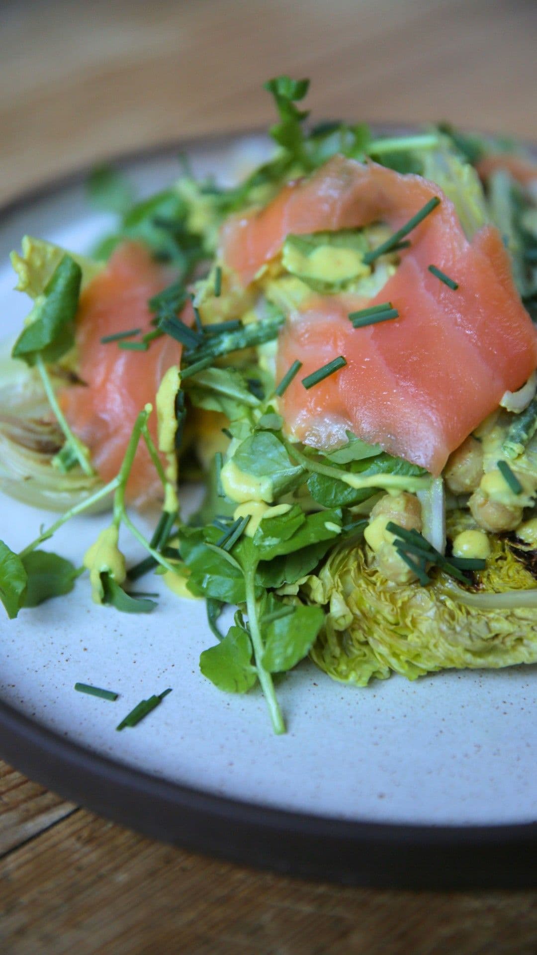 Salade met gegrilde kropslaharten, venkel, gerookte zalm en currydressing