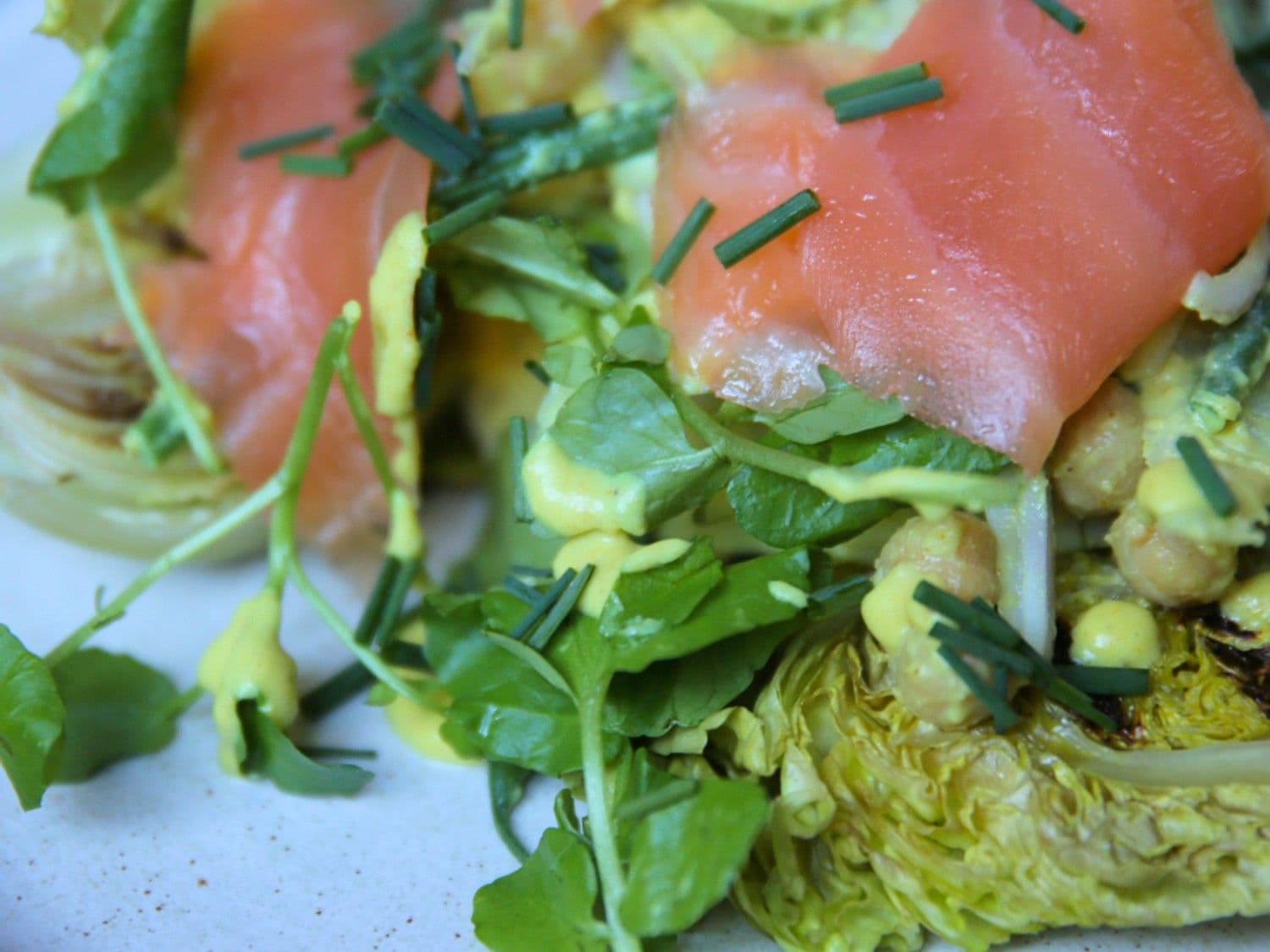 Salade met gegrilde kropslaharten, venkel, gerookte zalm en currydressing