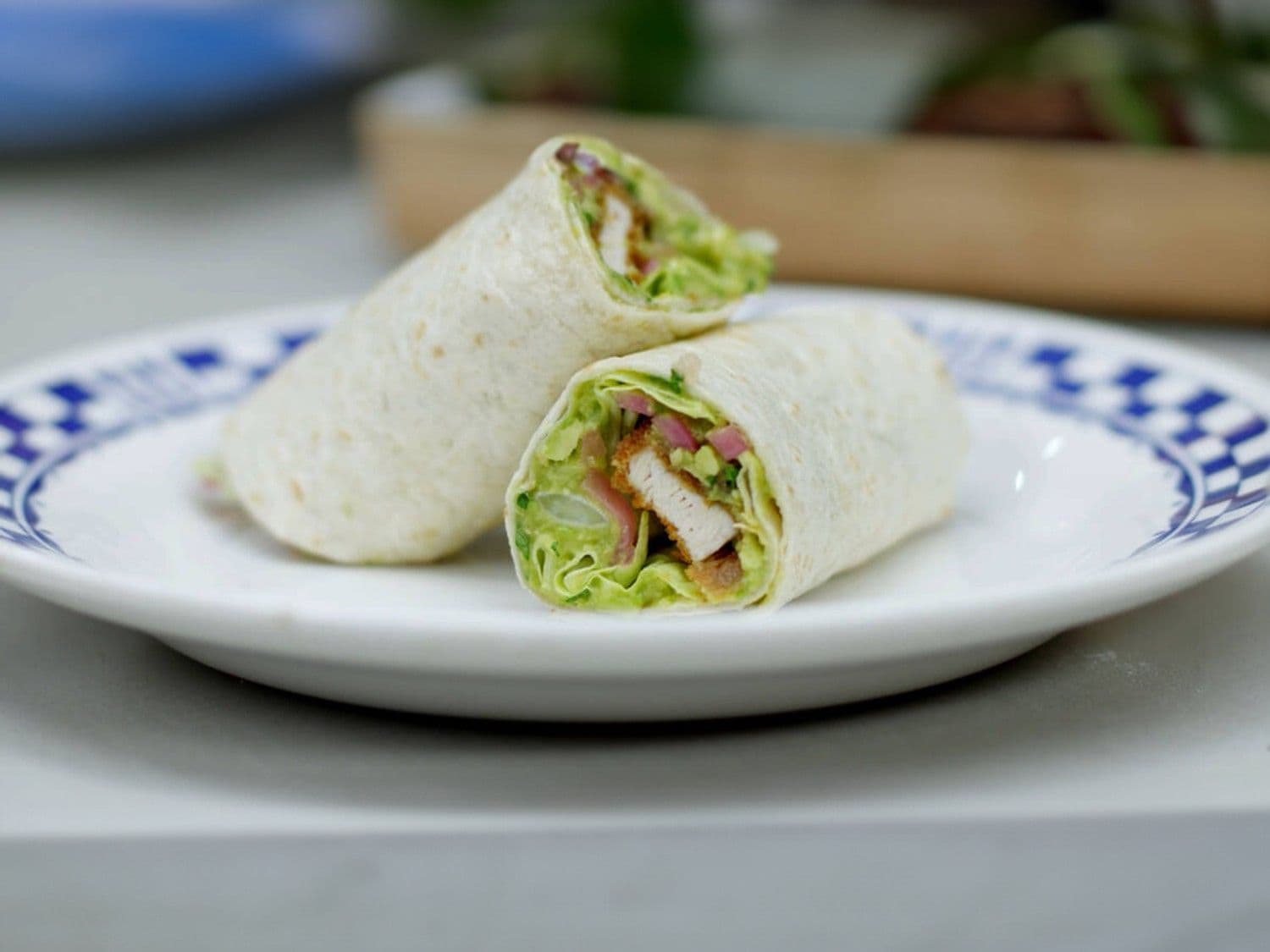 Tortilla met krokante kip en guacamole