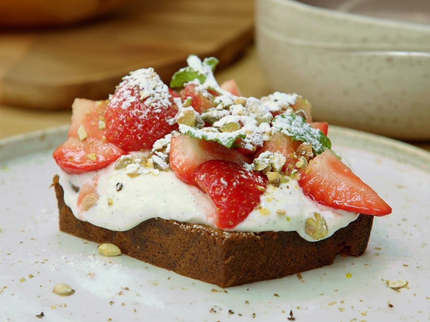 Pistache-citroencake met aardbeisalade en plattekaas