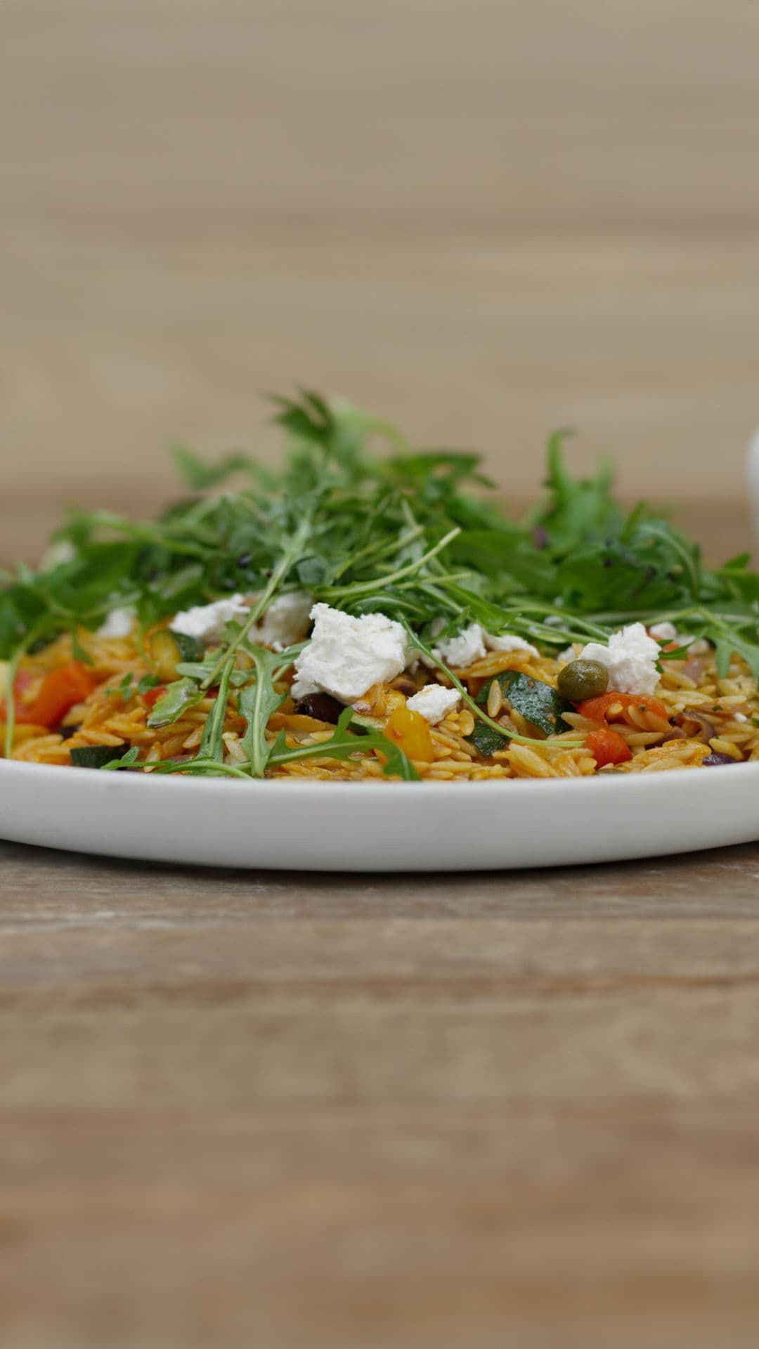 Griekse pastasalade met paprikaharissa en geitenkaas