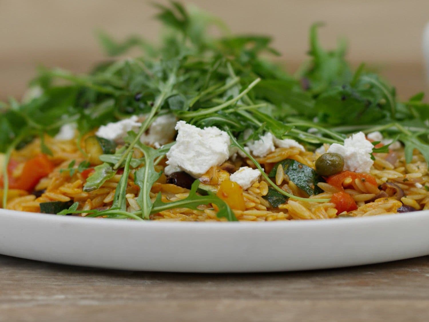 Griekse pastasalade met paprikaharissa en geitenkaas
