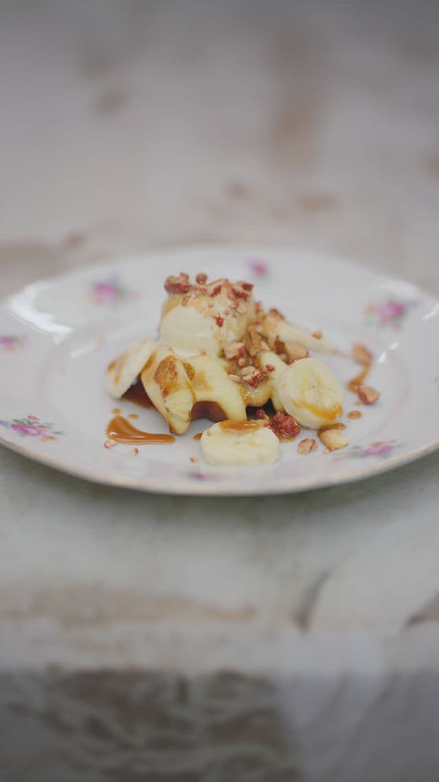 Vanillewafels met witte chocolade, karamel, banaan en roomijs