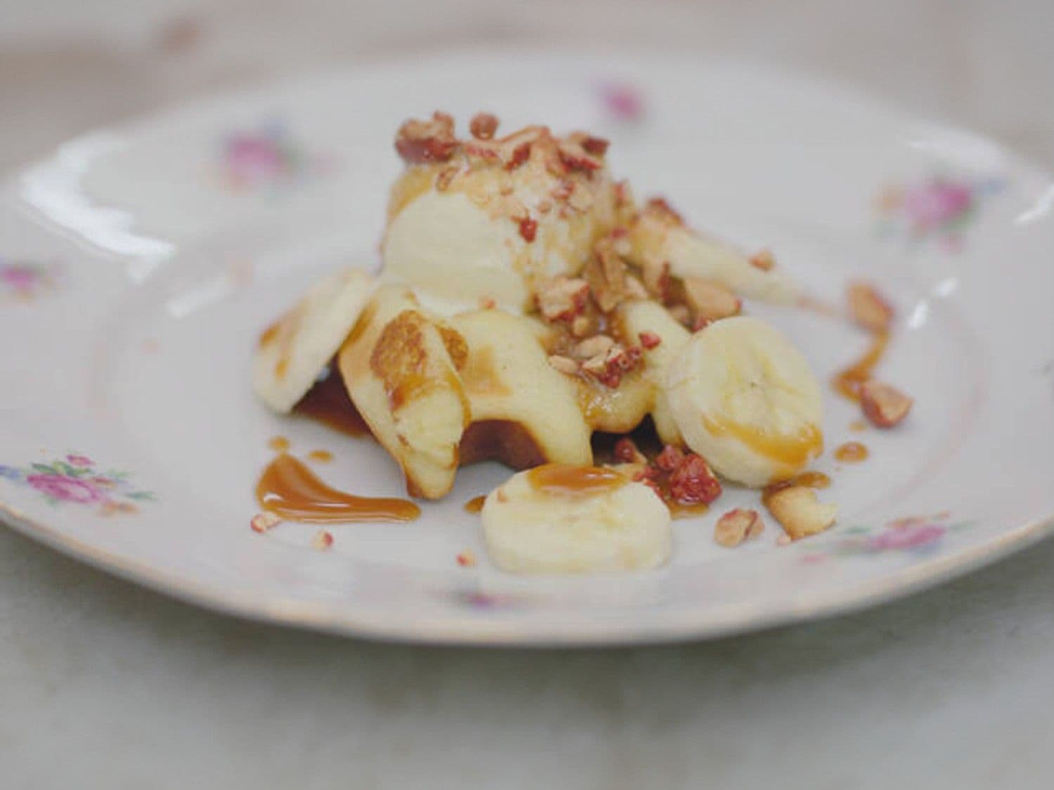 Vanillewafels met witte chocolade, karamel, banaan en roomijs