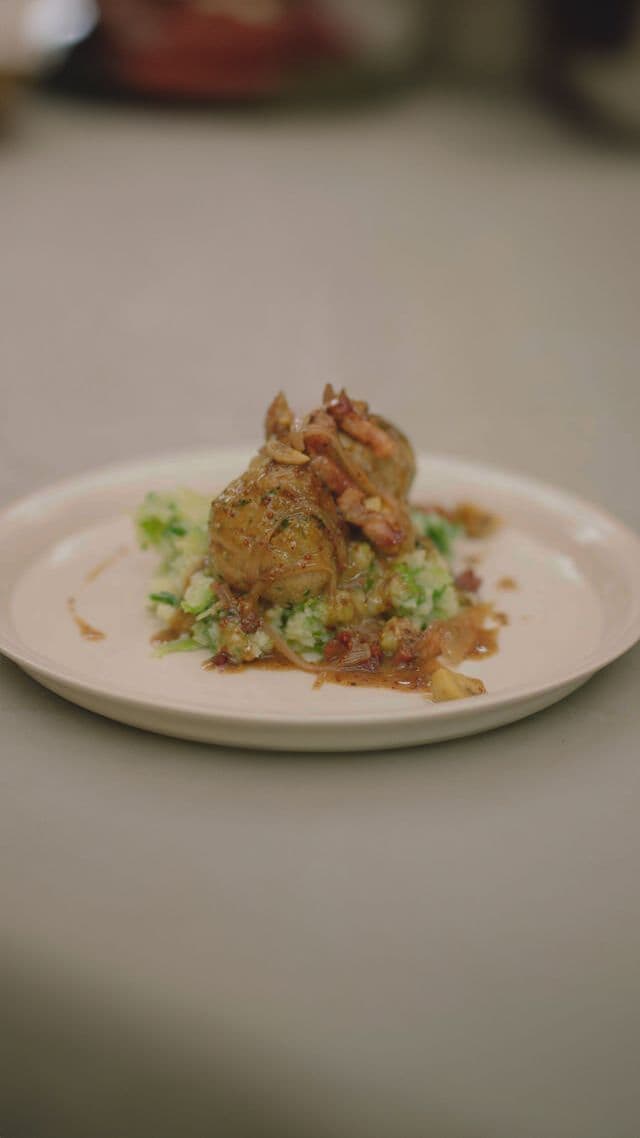 Kippengehaktballen, stoemp met savooikool en speksaus