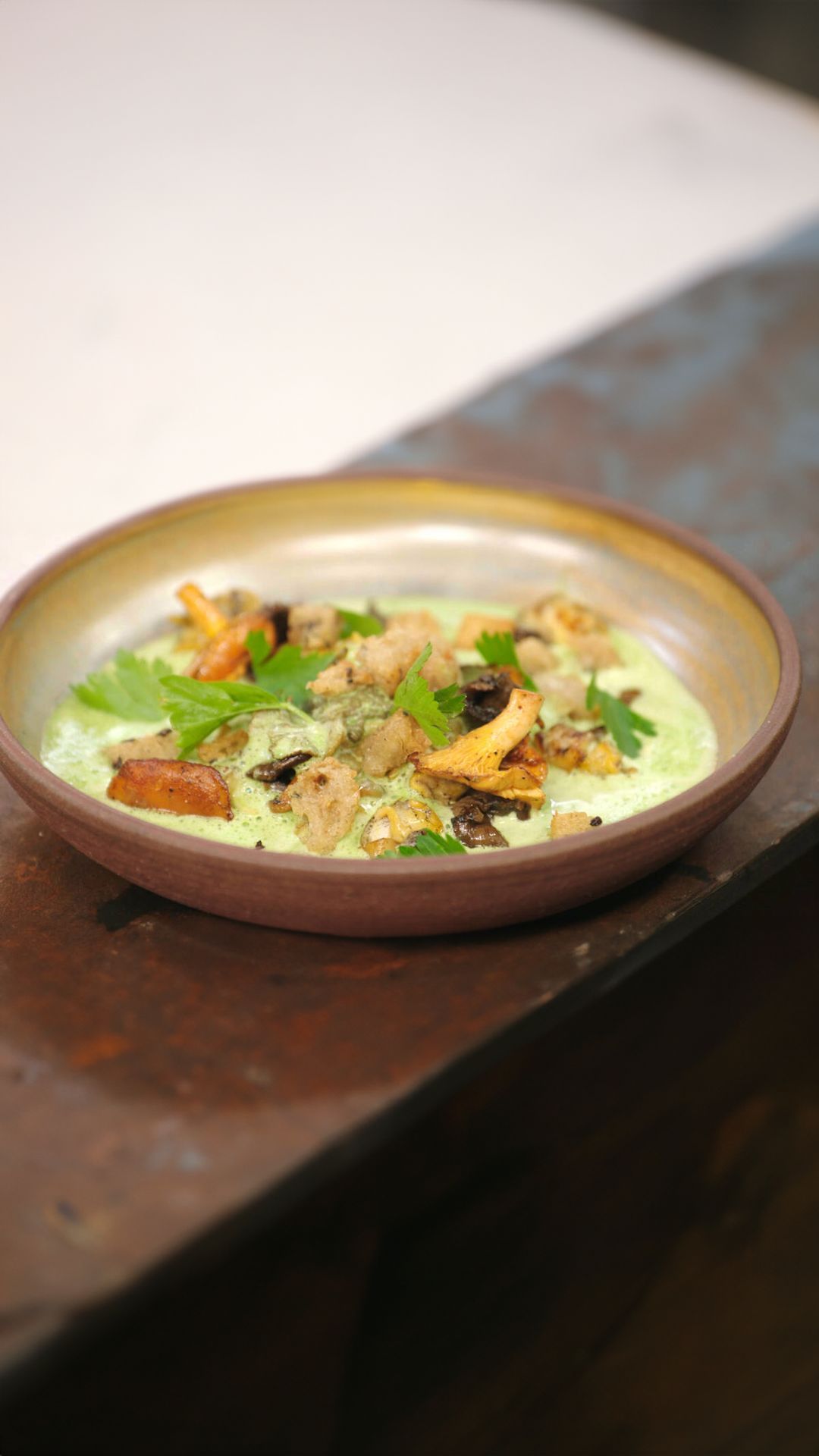 Wulken met champignons, peterseliesaus en broodcroutons