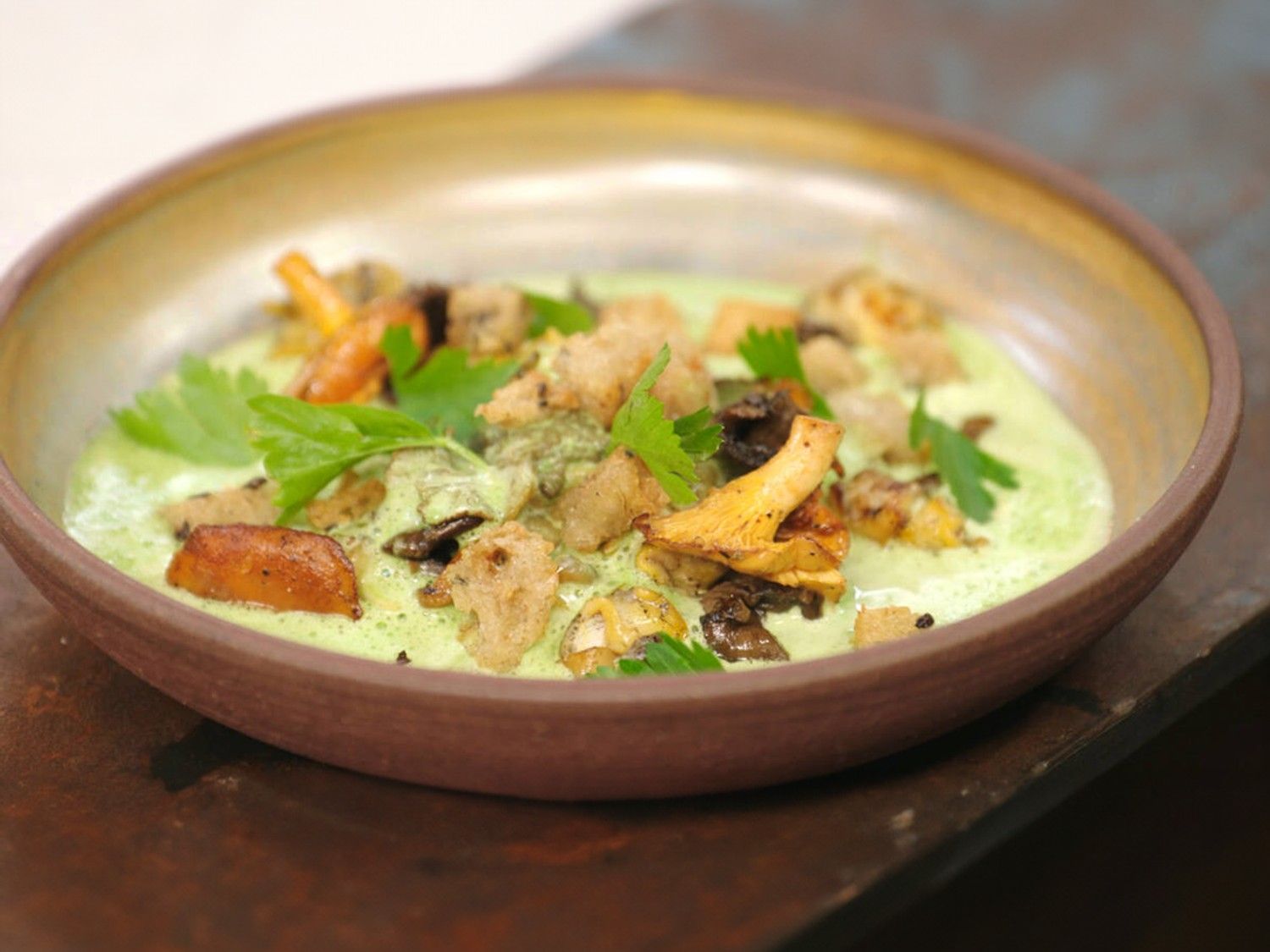 Wulken met champignons, peterseliesaus en broodcroutons