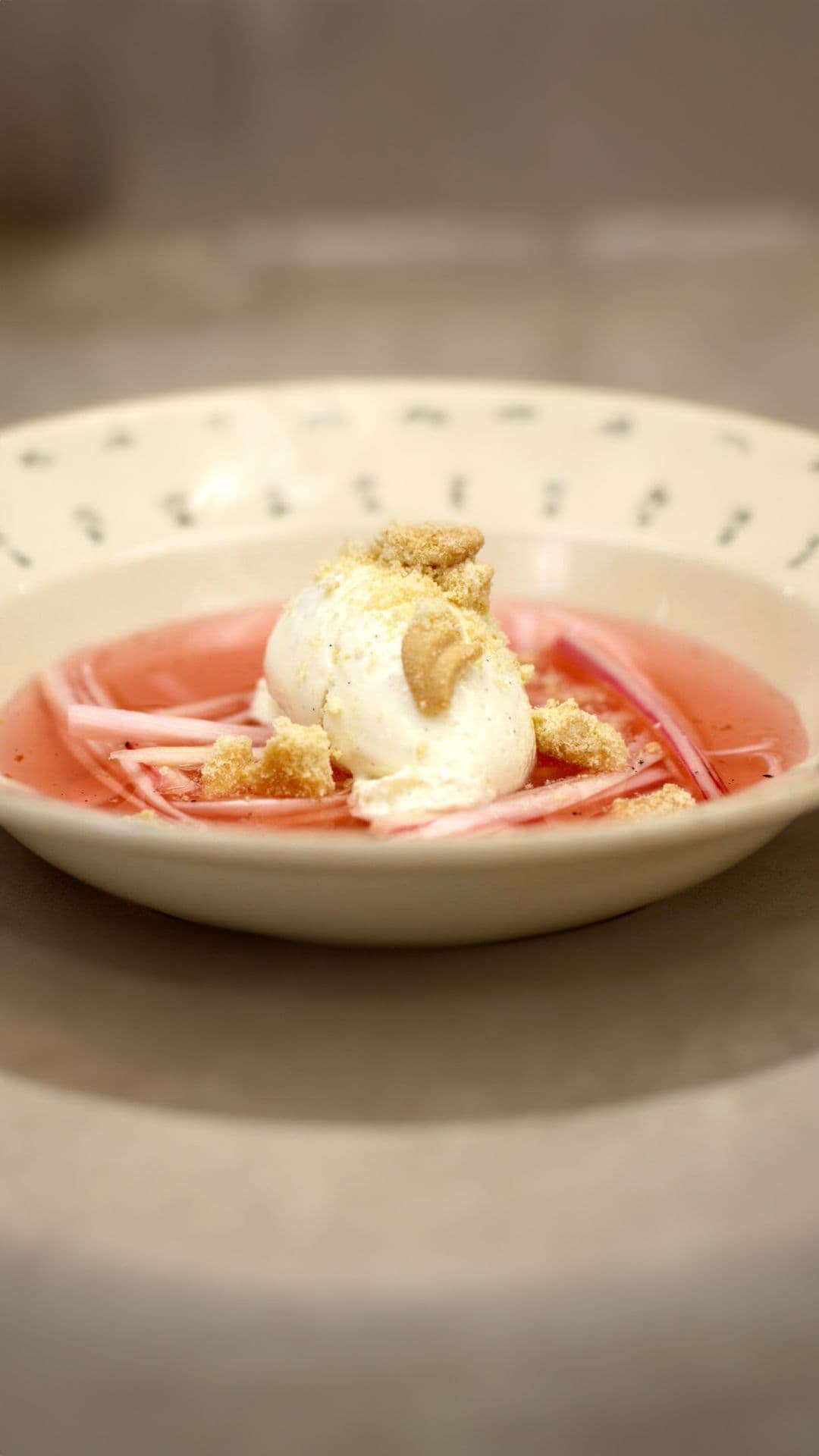 Plattekaasmousse met witte chocolade en zoete rabarbersoep
