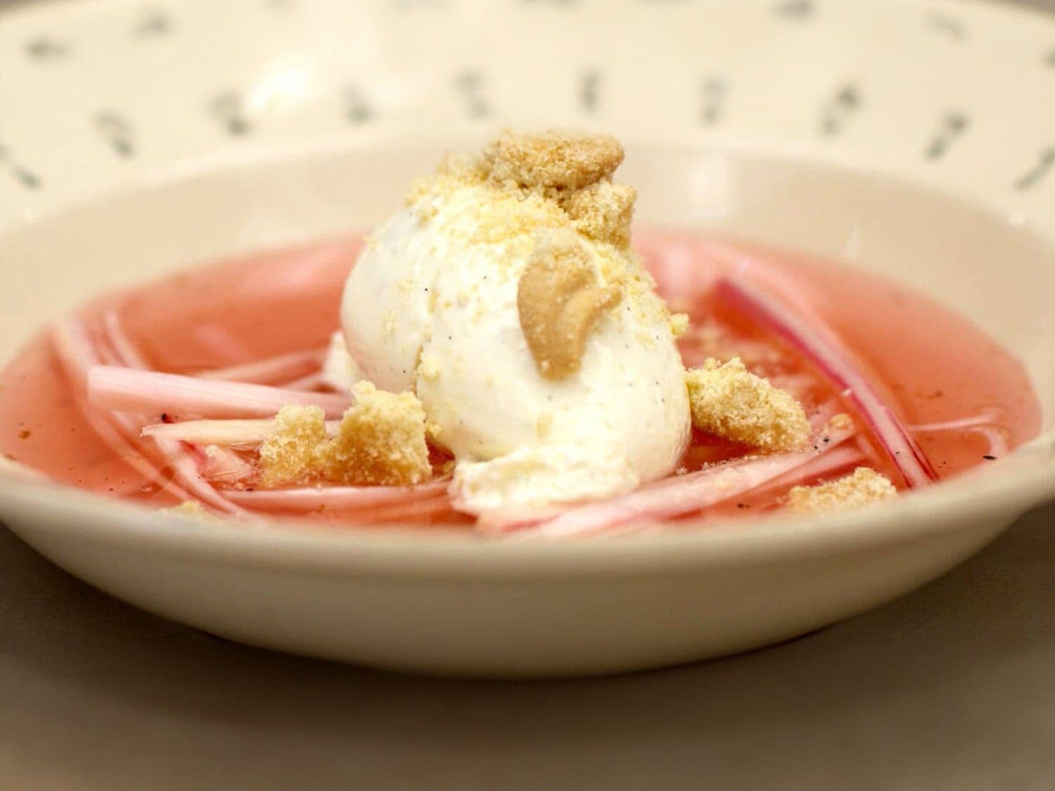 Plattekaasmousse met witte chocolade en zoete rabarbersoep
