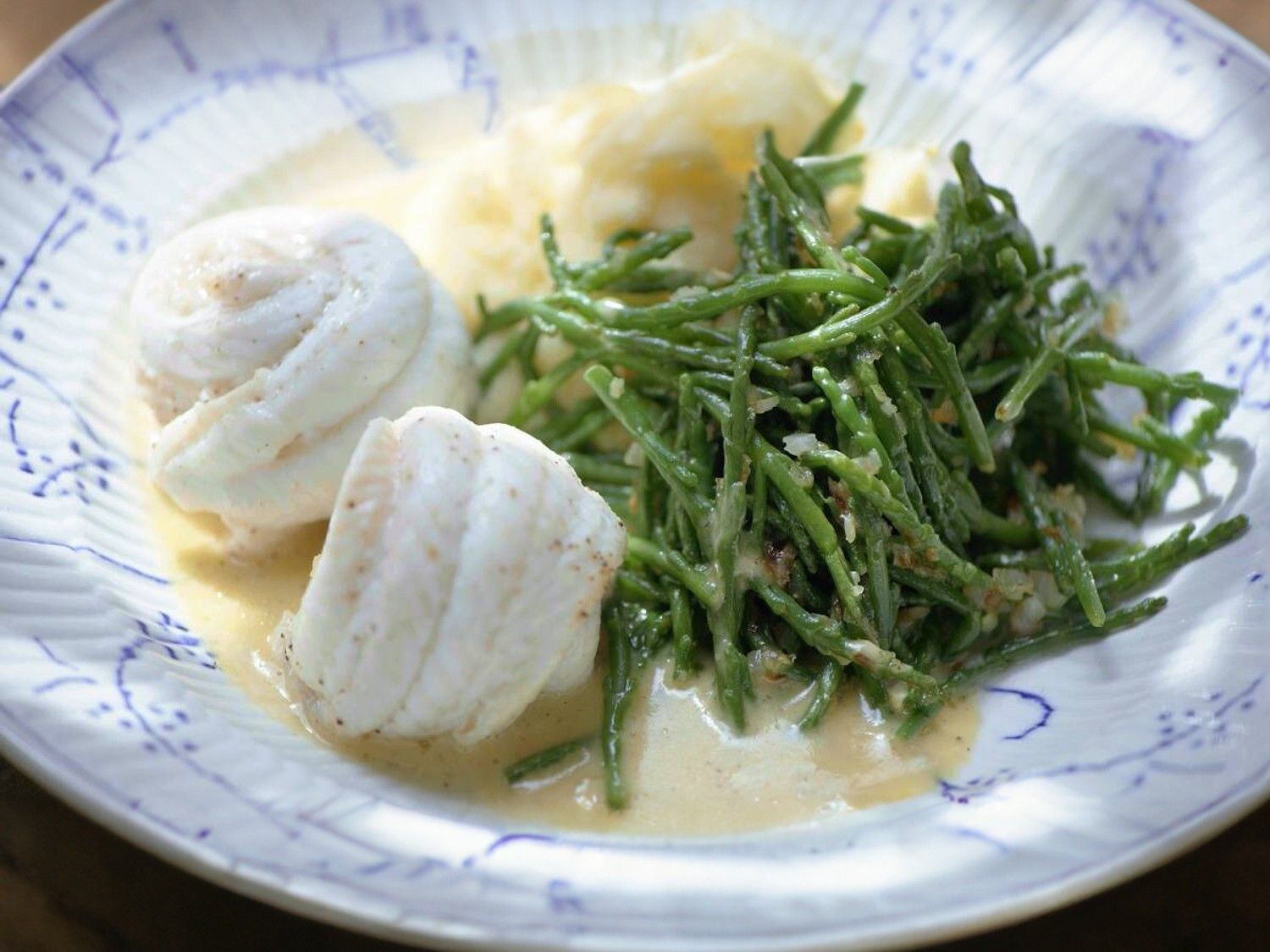 Gestoomde zeetong met puree, zeekraal en botersaus met citroen