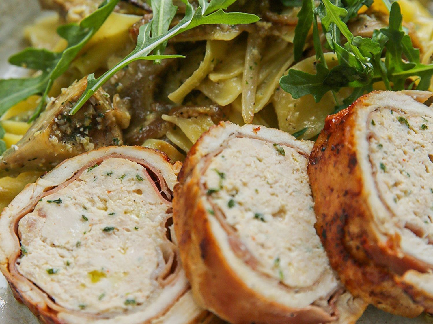 Kiprollade met gedroogde ham, pasta met artisjokpesto en gebakken artisjokken
