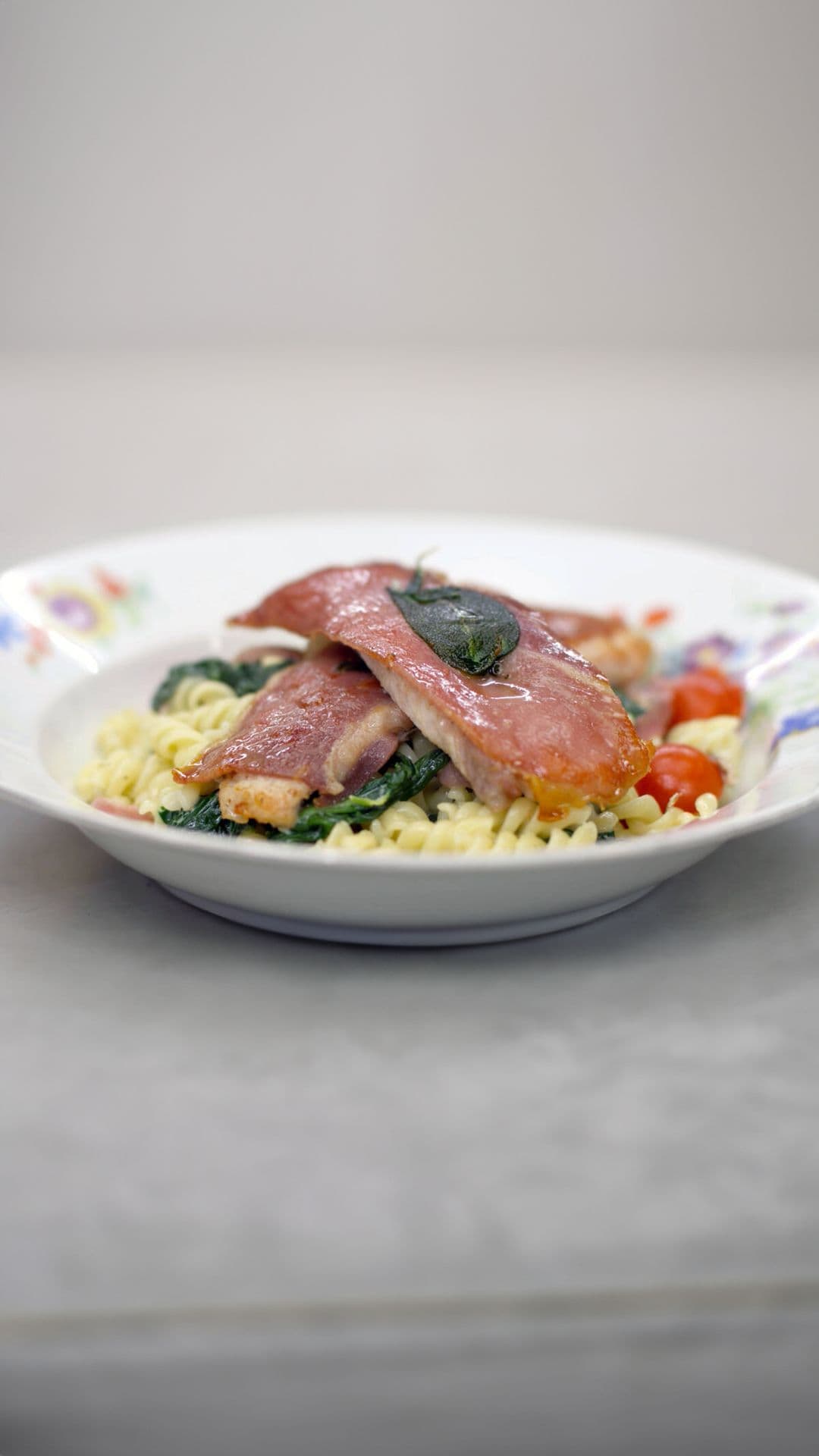 Saltimbocca van konijn met spirelli