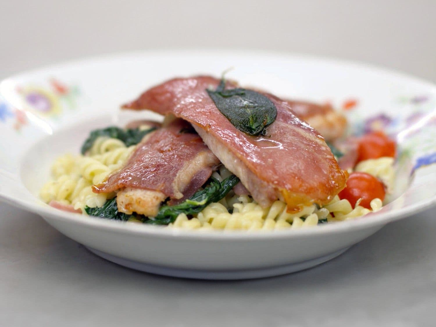 Saltimbocca van konijn met spirelli