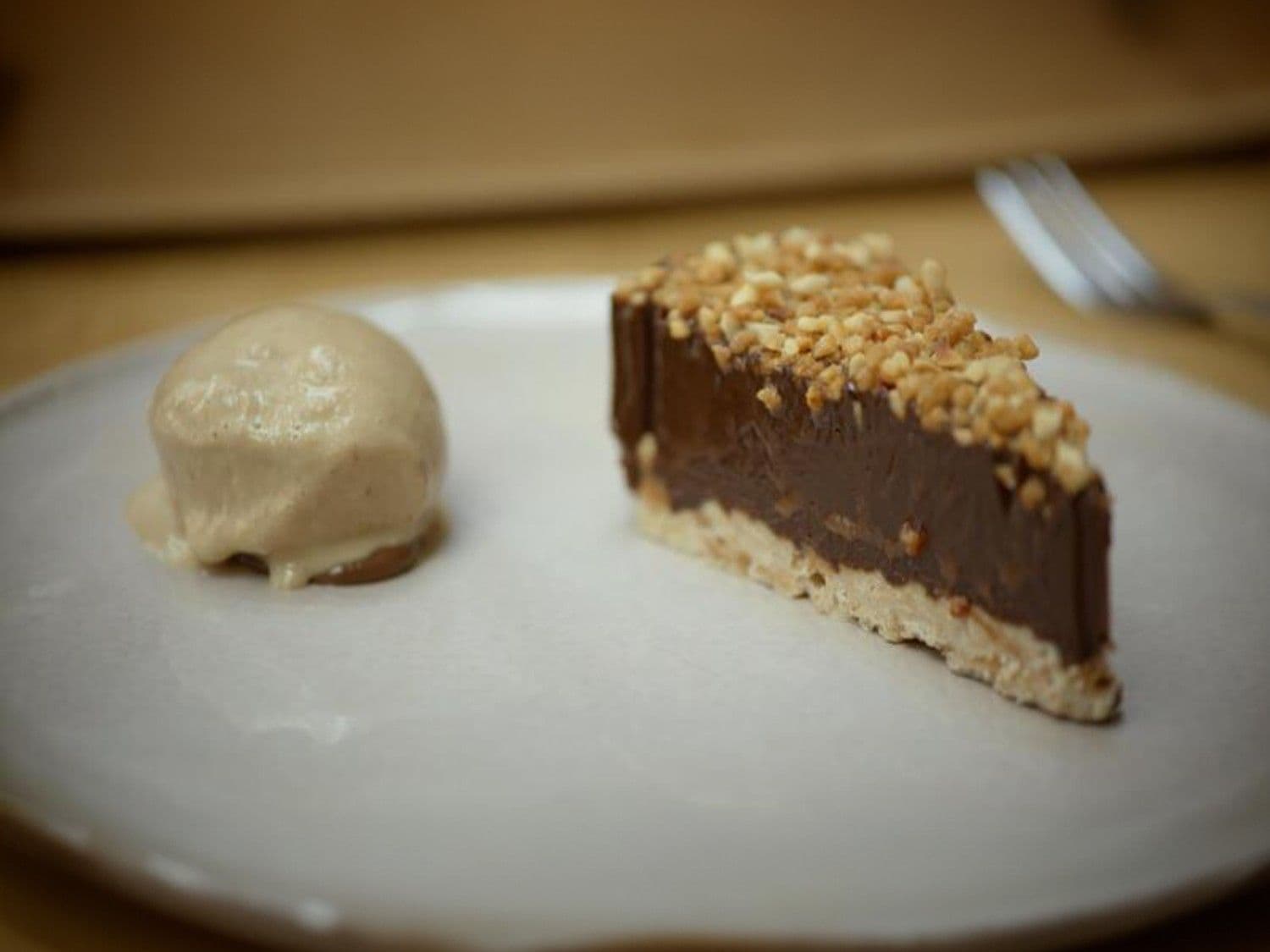 Taart met chocoladeganache en praliné, bresiliennenootjes en mokka-ijs