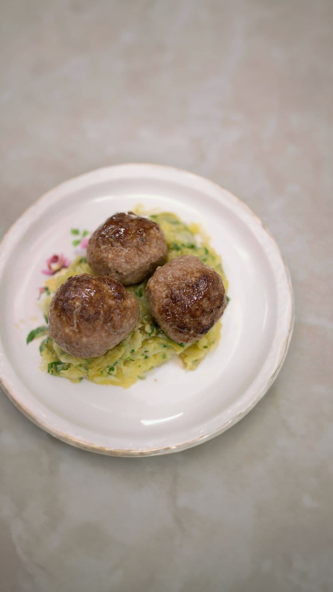 Gehaktballen met kaas en spitskoolstoemp