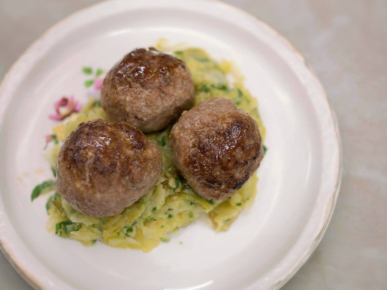 Gehaktballen met kaas en spitskoolstoemp