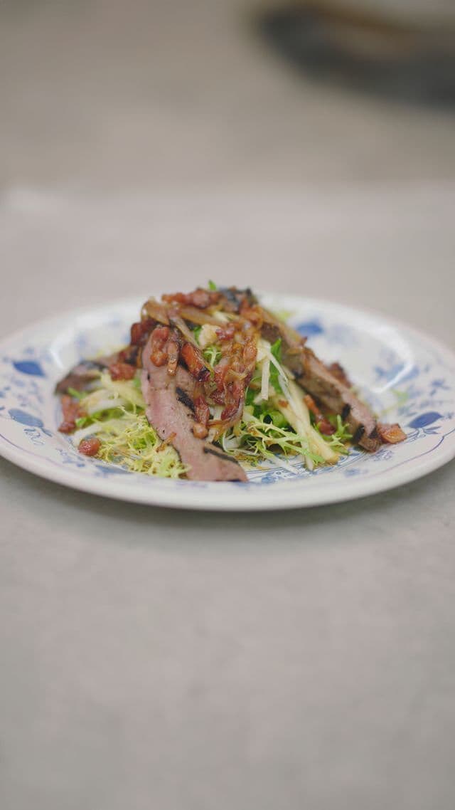 Kalfslever op de grill, salade met appel en saus met spek