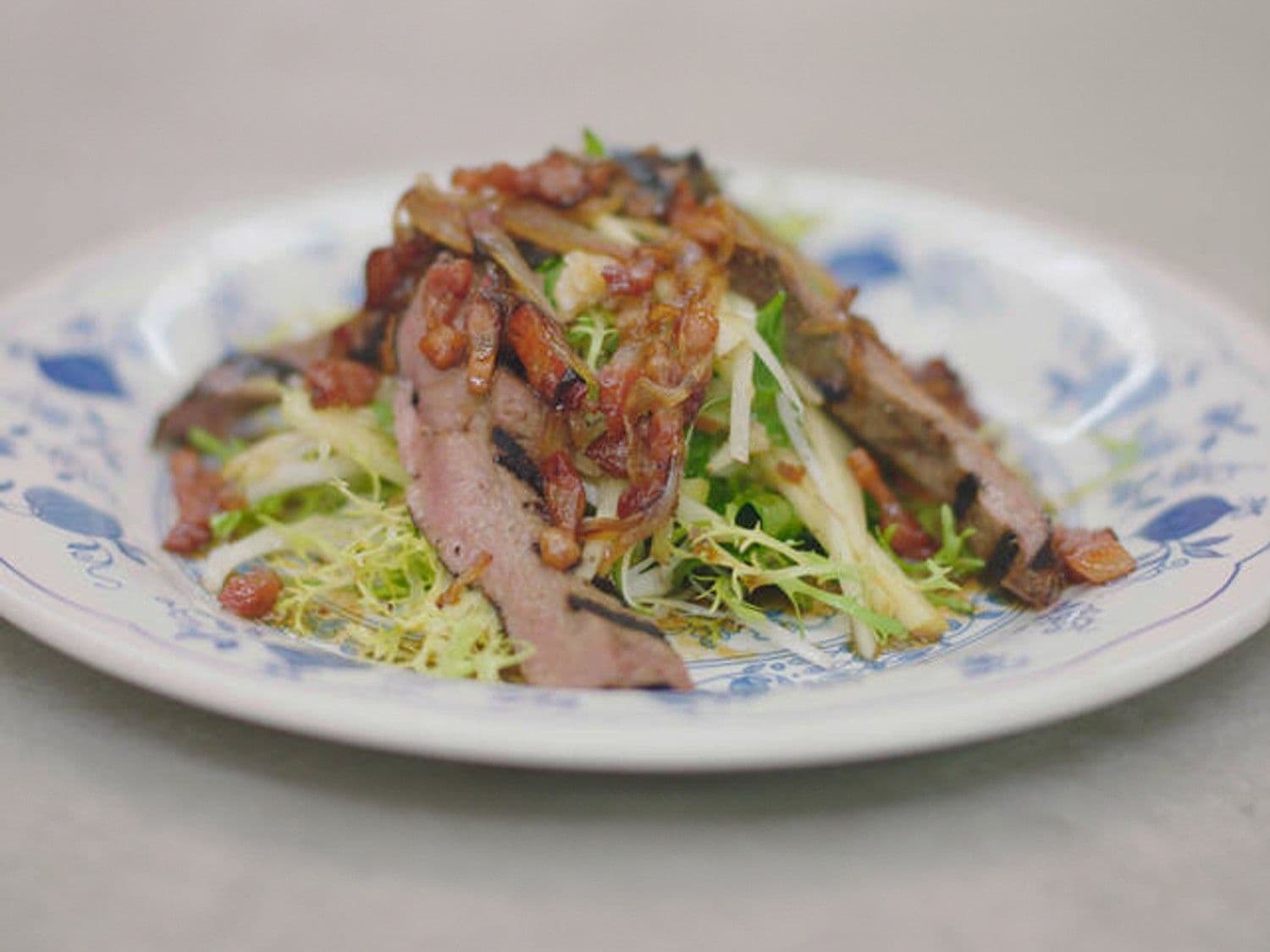 Kalfslever op de grill, salade met appel en saus met spek
