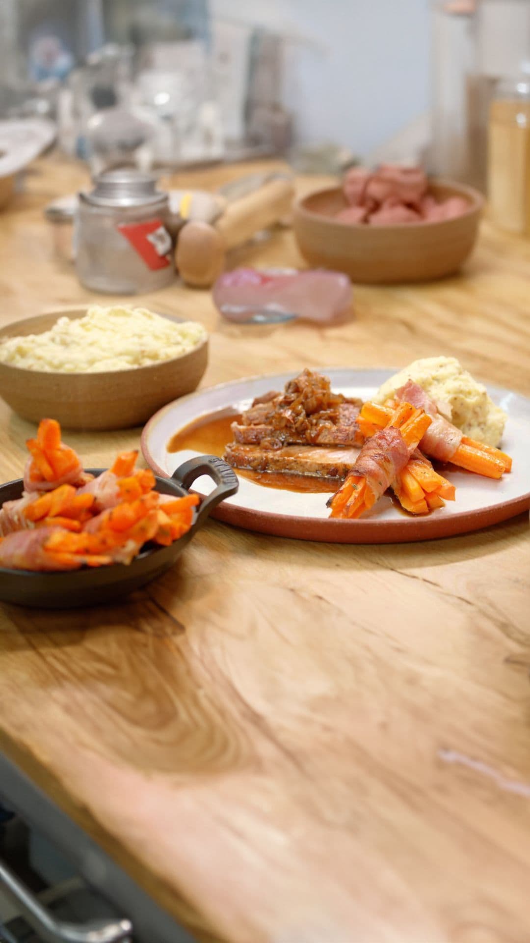 Varkenskoteletten gegaard in donker bier met graanmosterdpuree en wortelen