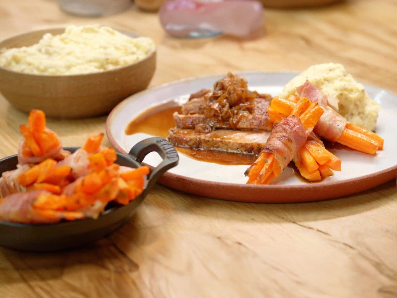 Varkenskoteletten gegaard in donker bier met graanmosterdpuree en wortelen