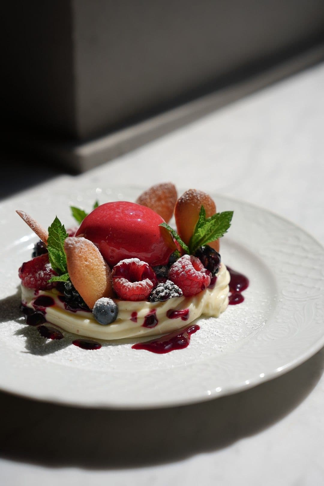 Ganache van witte chocolade met rood fruit, frambozensorbet en kattentongen
