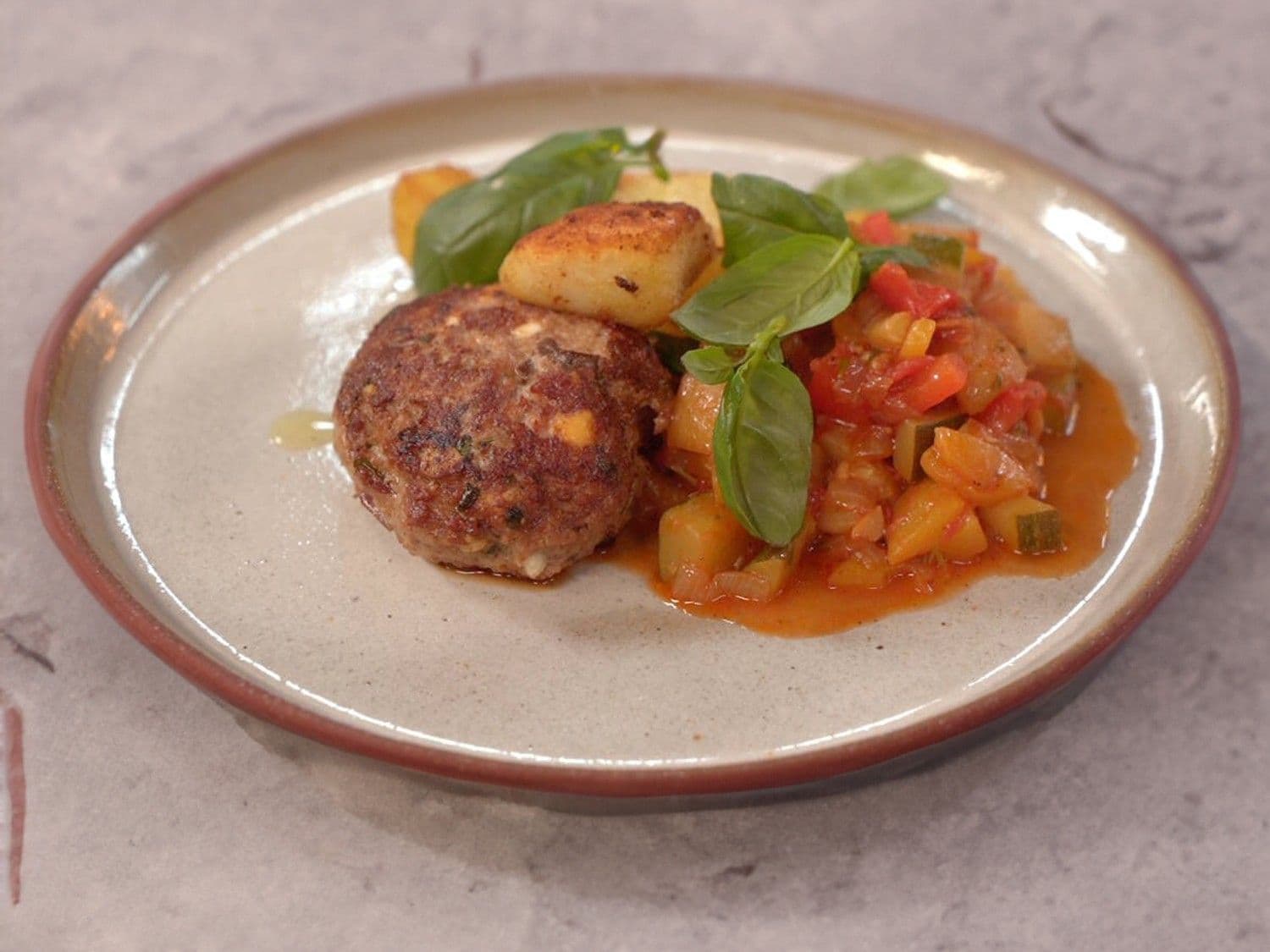 Hamburger met feta, Provençaalse groenten en gebakken aardappelen