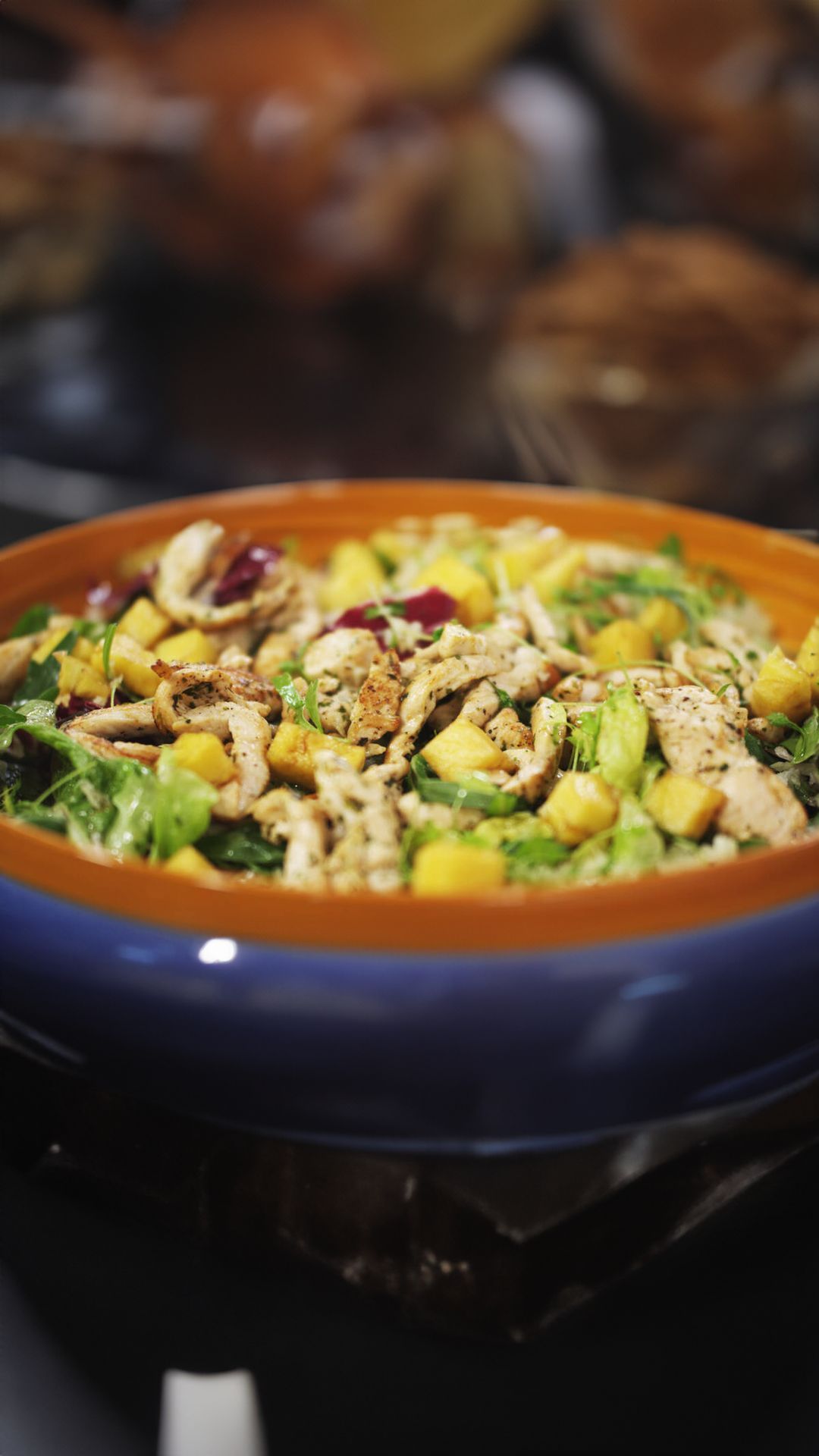 Salade met kippenreepjes en gemarineerde ananas