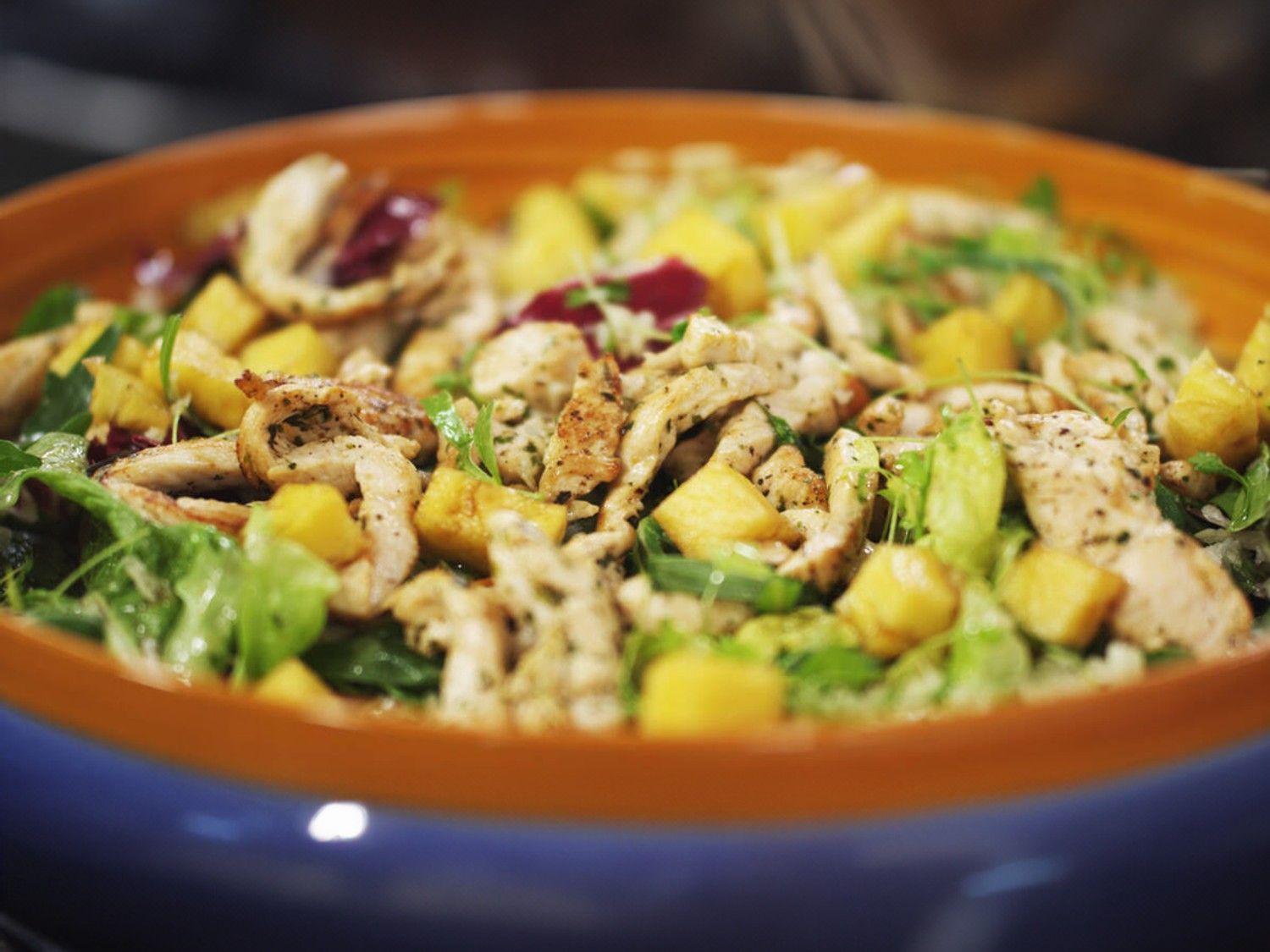Salade met kippenreepjes en gemarineerde ananas